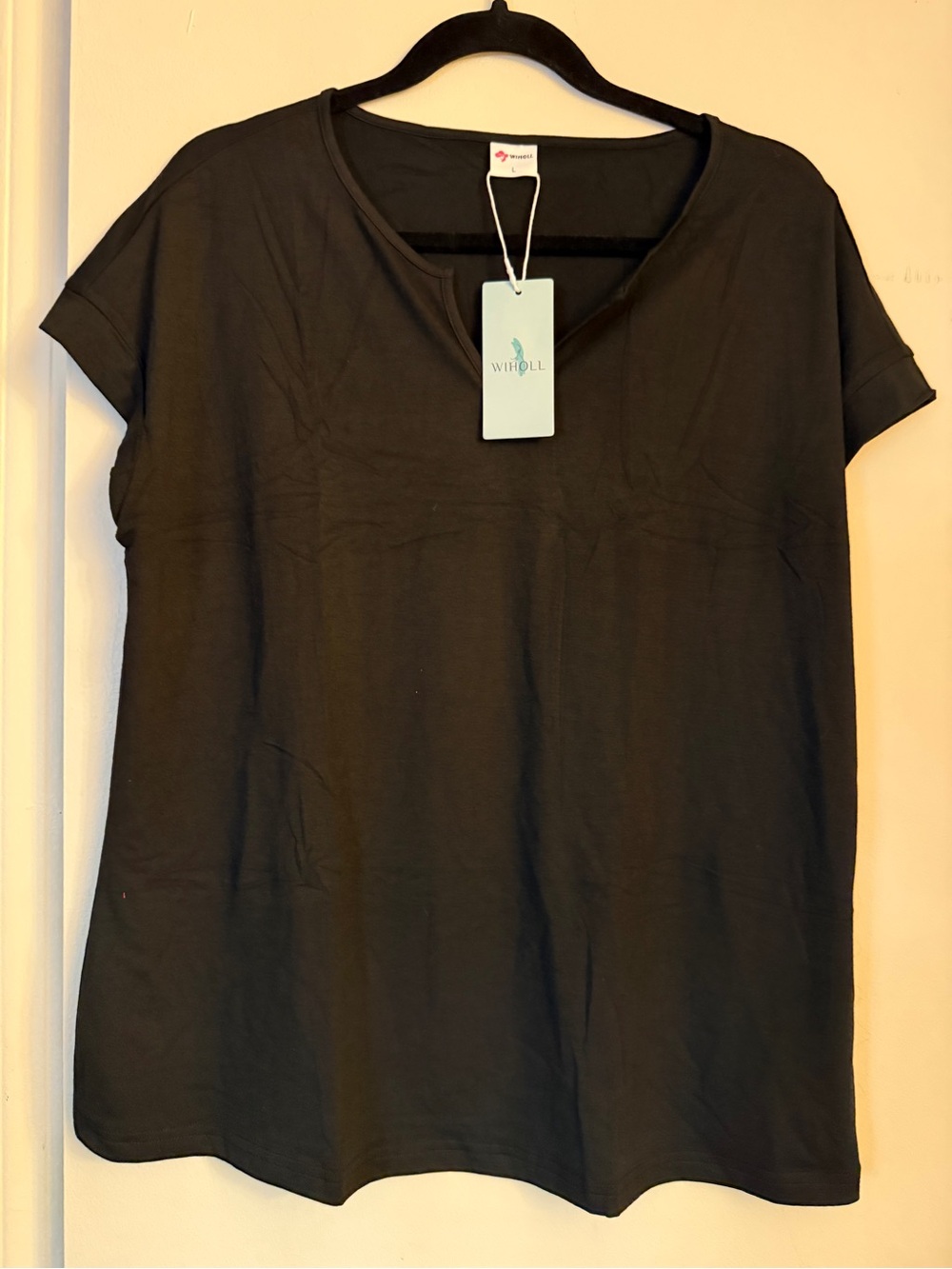 Whiroll Women’s Black V-Neck Short Sleeve Tee